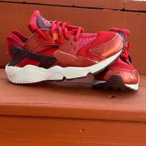 Red Wmns Nike Huraches